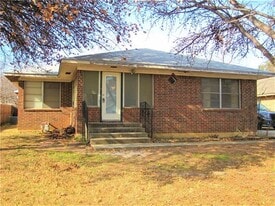709 Jannie St in Denton, TX - Building Photo