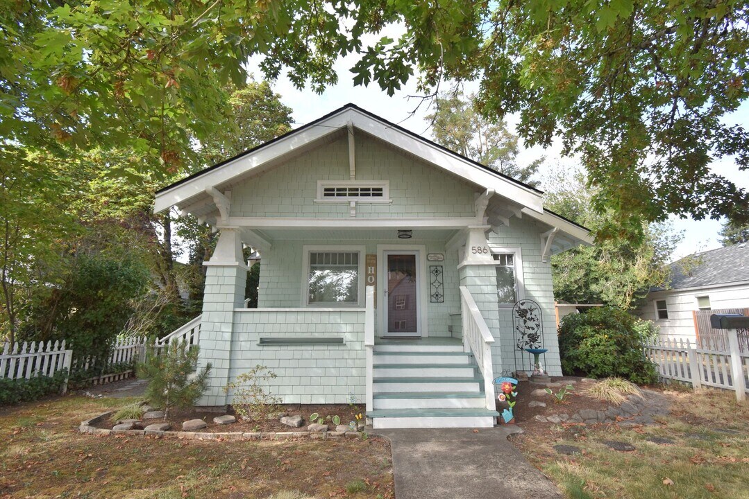 586 Grove St in Lebanon, OR - Building Photo