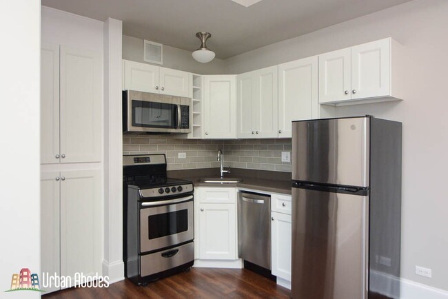 823 W Lakeside Pl, Unit M04B in Chicago, IL - Foto de edificio - Building Photo