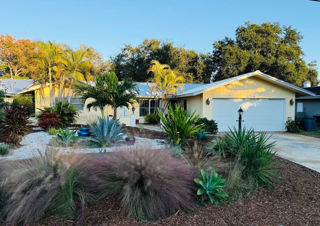 245 Bel Forest Dr in Belleair Bluffs, FL - Building Photo