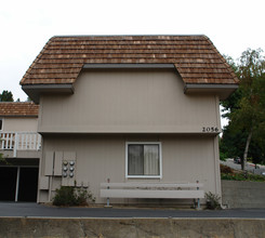 2056 Ascot Dr in Moraga, CA - Foto de edificio - Building Photo