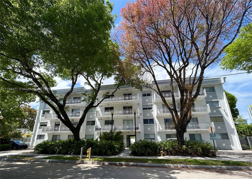 445 SW 11th St in Miami, FL - Building Photo
