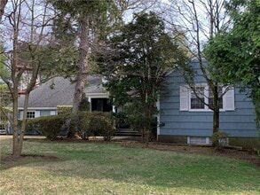 54 Drake Rd in Scarsdale, NY - Building Photo - Building Photo