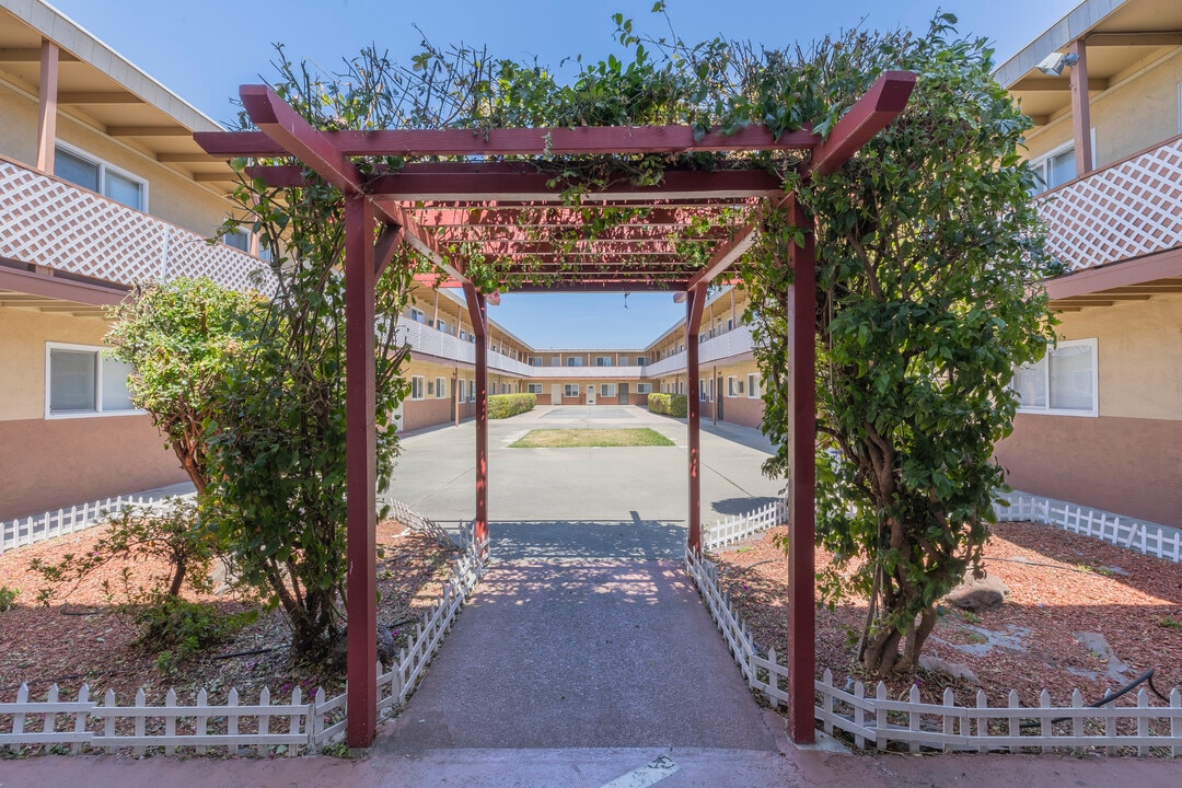 Ashland Manor in San Leandro, CA - Foto de edificio