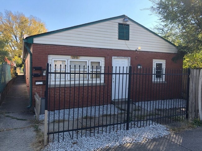 property at 1005 N Pershing Ave