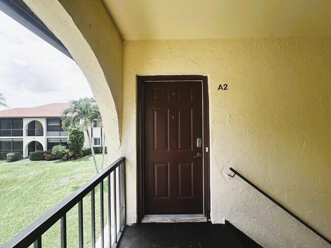5801 Whispering Pine Way in Greenacres, FL - Foto de edificio - Building Photo