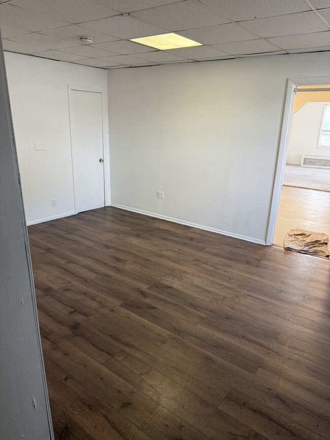 831 King Georges Rd in Fords, NJ - Foto de edificio - Building Photo