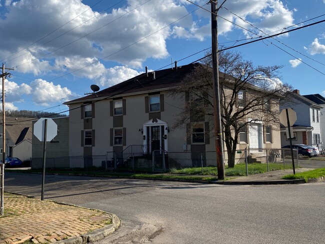 250 N 7th St, Unit Rear in Martins Ferry, OH - Building Photo - Building Photo