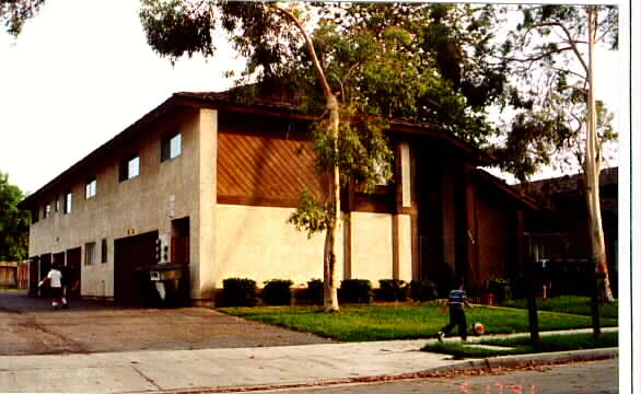 1526 E Fairfield Ct in Ontario, CA - Building Photo