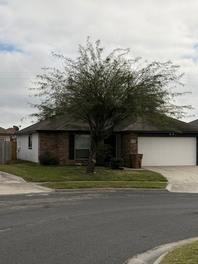 property at 3806 Los Arroyos Dr