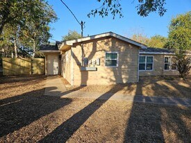 105 Ila St in Elgin, TX - Building Photo