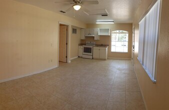 2807 Fan Palm Dr in Davenport, FL - Building Photo - Building Photo