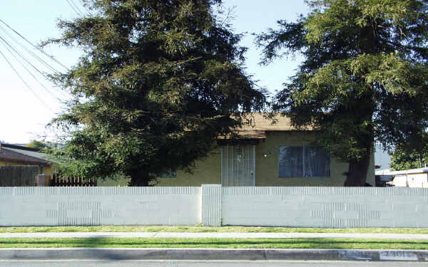 7301 Motz St in Paramount, CA - Foto de edificio