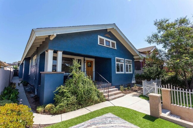 2422 J St in San Diego, CA - Foto de edificio - Building Photo