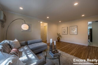 70 St Paul St in Brookline, MA - Foto de edificio - Building Photo