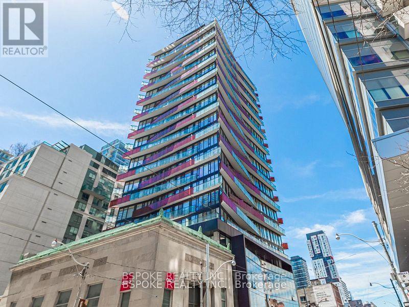 215-2215 Queen St W in Toronto, ON - Building Photo