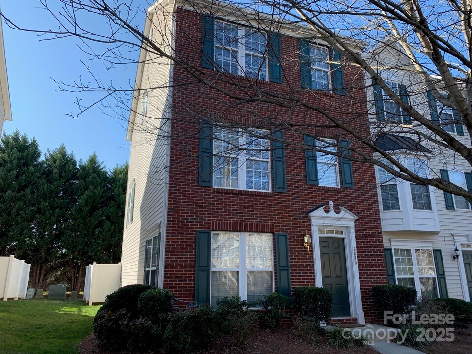 9630 Blossom Hill Dr in Huntersville, NC - Building Photo