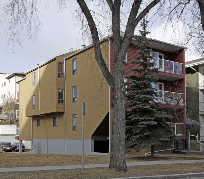 636 Meredith Rd NE in Calgary, AB - Building Photo - Primary Photo