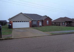 109 American Eagle Way in Oxford, MS - Building Photo