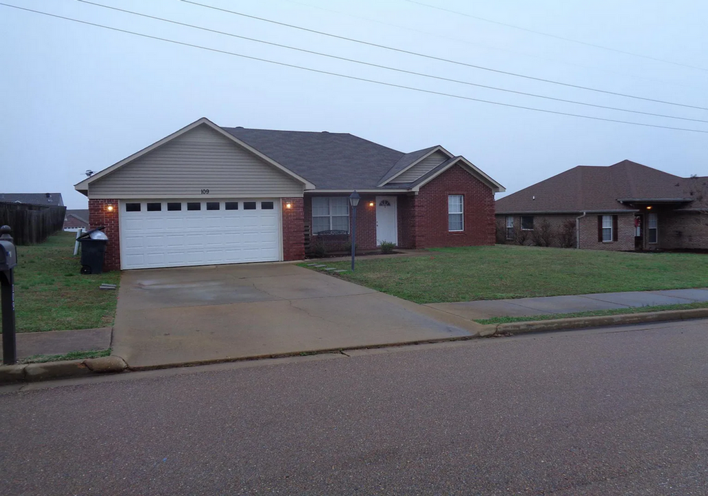 109 American Eagle Way in Oxford, MS - Foto de edificio