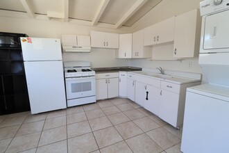 421 N Helena St in Ridgecrest, CA - Foto de edificio - Building Photo