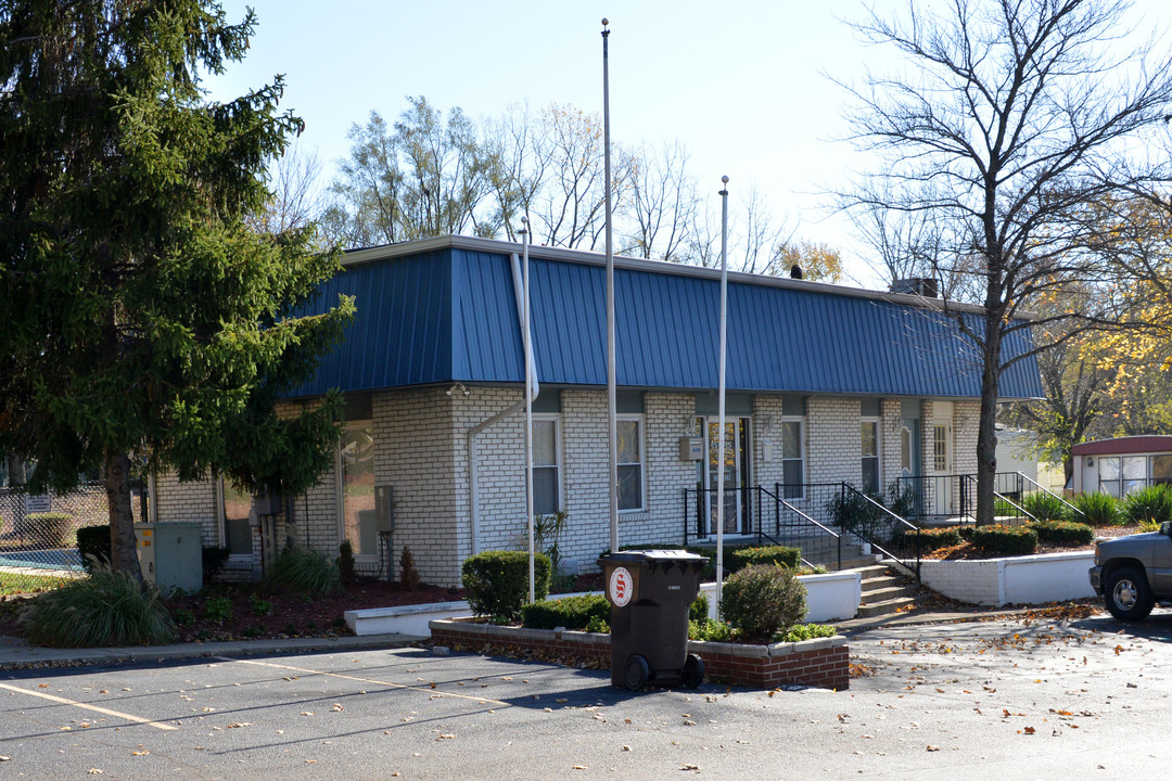 The Friendly Village in Greenwood, IN - Foto de edificio