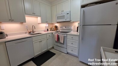 25 Vernon St, Unit 206 in Brookline, MA - Foto de edificio - Building Photo