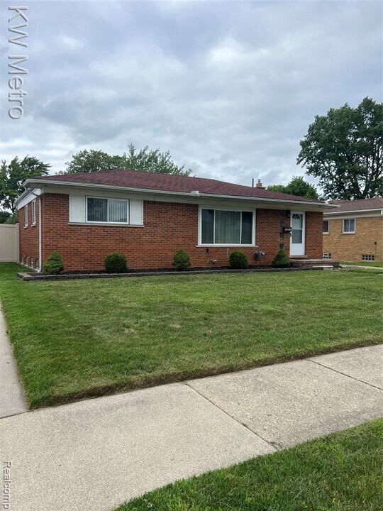 8251 Darlene St in Warren, MI - Building Photo
