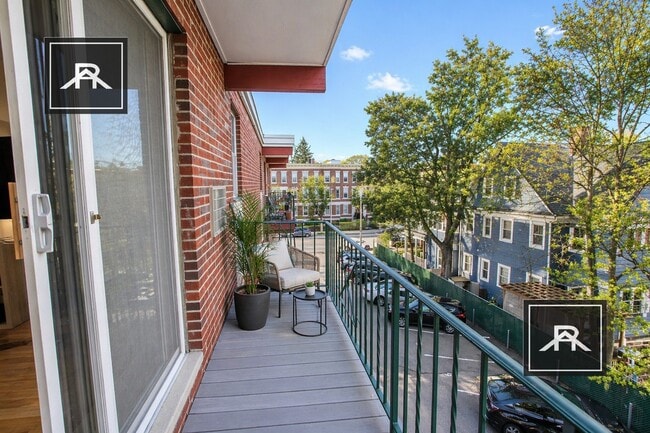 802 Centre St, Unit 306 in Boston, MA - Foto de edificio - Building Photo