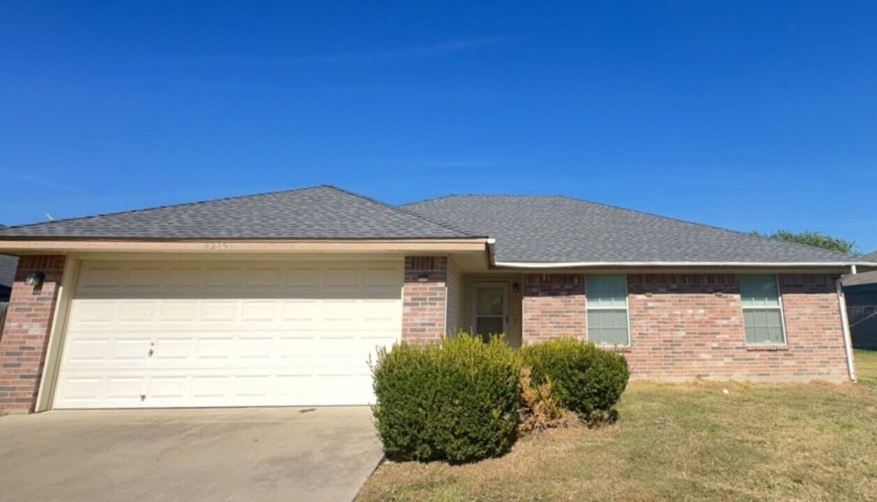 1215 E Avenue H in Nolanville, TX - Building Photo