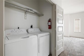 1020 Palm Dr, Unit 2 in Alamo, TX - Building Photo - Building Photo