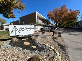Five Seasons Apartments in Cedar Rapids, IA - Building Photo