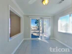 16347 Solvang Ave in Victorville, CA - Foto de edificio - Building Photo