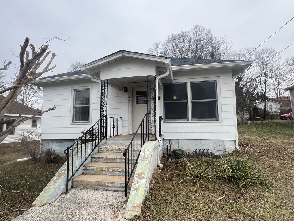 604 N Apple St in Gastonia, NC - Building Photo