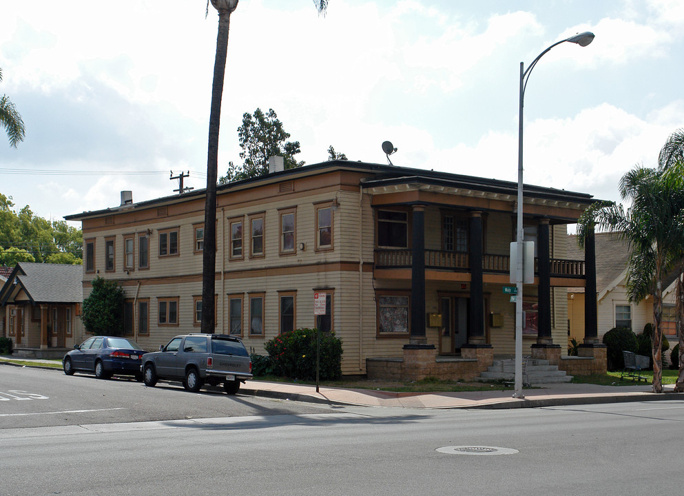 108 E Pine St in Santa Ana, CA - Building Photo