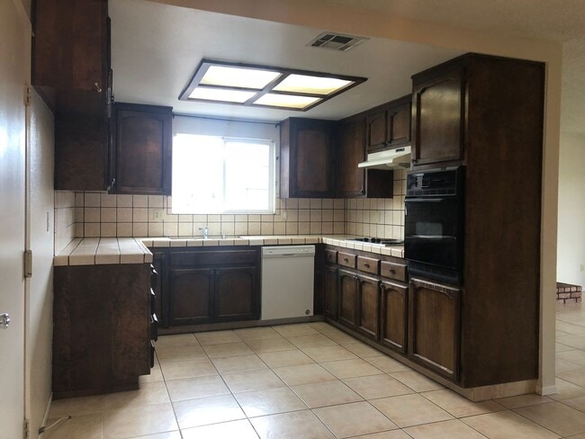 2825 Crowell Rd in Turlock, CA - Building Photo - Building Photo