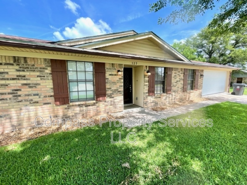 127 York Dr in Lorena, TX - Building Photo