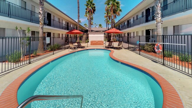 Palms of La Mesa in La Mesa, CA - Building Photo - Building Photo