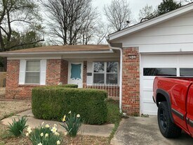 2531 E Skelly Dr in Tulsa, OK - Building Photo