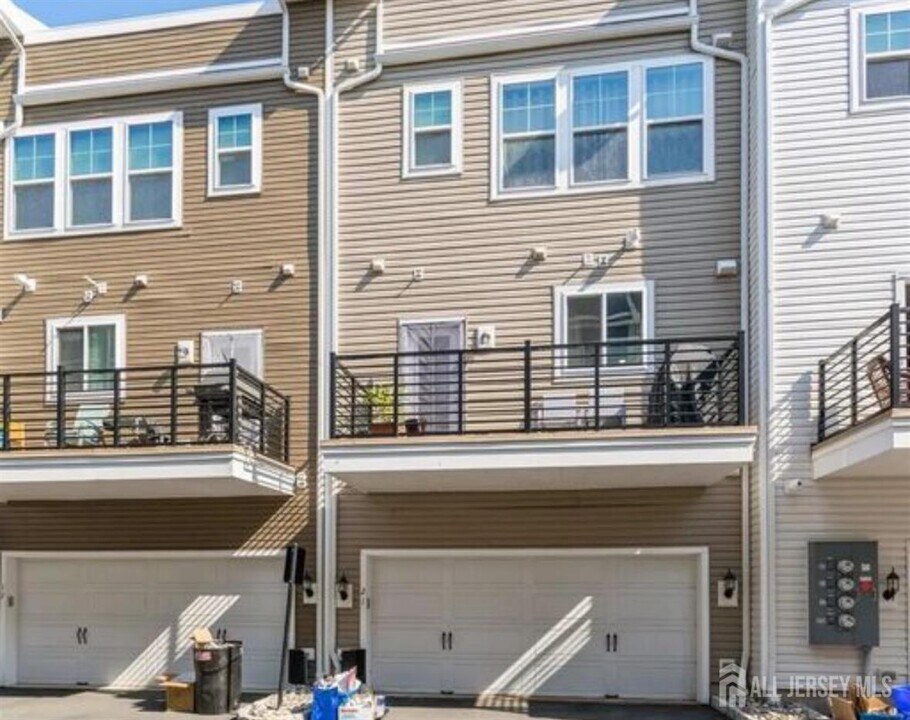 38 Bond St in North Brunswick, NJ - Building Photo