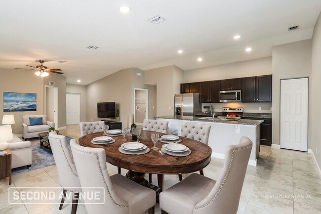 1085 Savery Rd in Palm Bay, FL - Foto de edificio - Building Photo