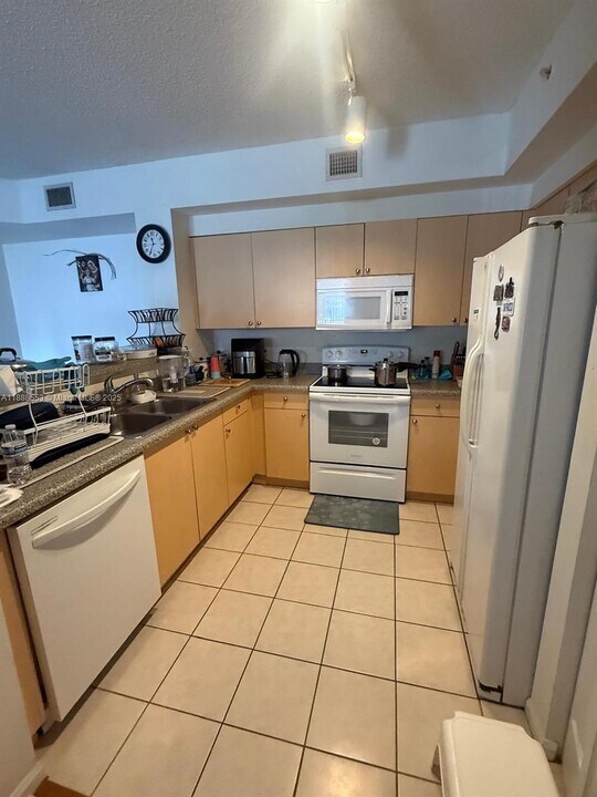 8040 N Nob Hill Rd in Tamarac, FL - Building Photo