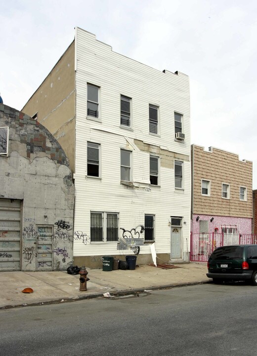 259 Boerum St in Brooklyn, NY - Building Photo