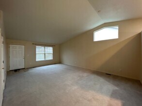 450 NE Hillcrest St in Madras, OR - Building Photo - Building Photo