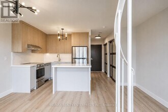 2269 Lake Shore Blvd W in Toronto, ON - Building Photo - Building Photo