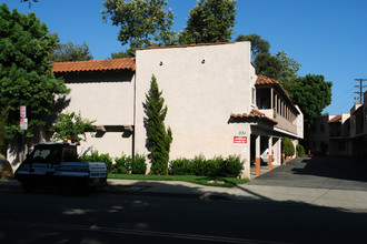 551 W Pueblo St in Santa Barbara, CA - Foto de edificio - Building Photo