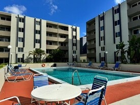 10090 NW 80th Ct in Hialeah, FL - Building Photo