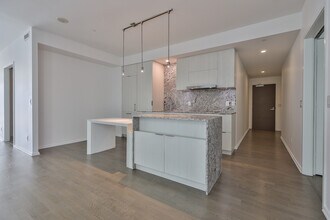 1 Bloor St E in Toronto, ON - Building Photo - Building Photo