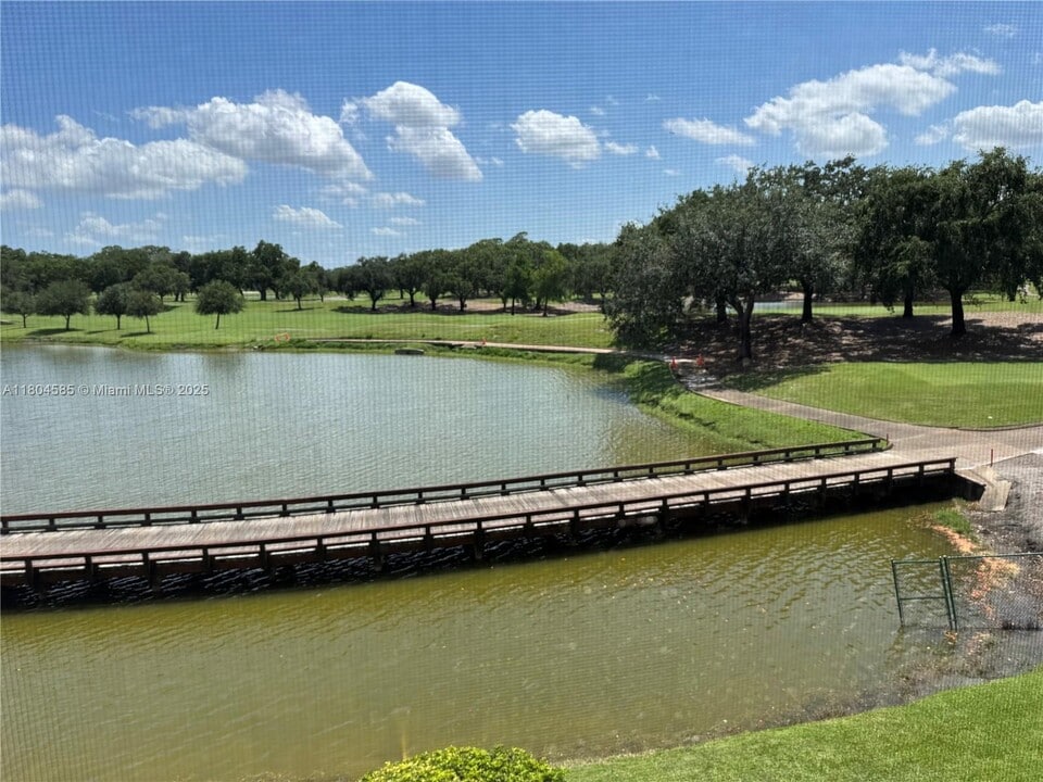 3001 W Rolling Hills Cir in Davie, FL - Building Photo