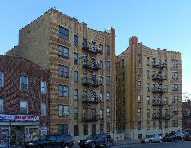 226 W Tremont Ave in Bronx, NY - Building Photo - Building Photo